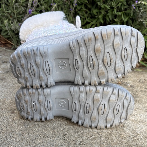 London Fog Lil Tadley duck boot in white glitter and silver.  EUC - Picture 7 of 9